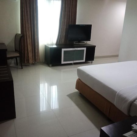Manise Hotel Ambon Extérieur photo