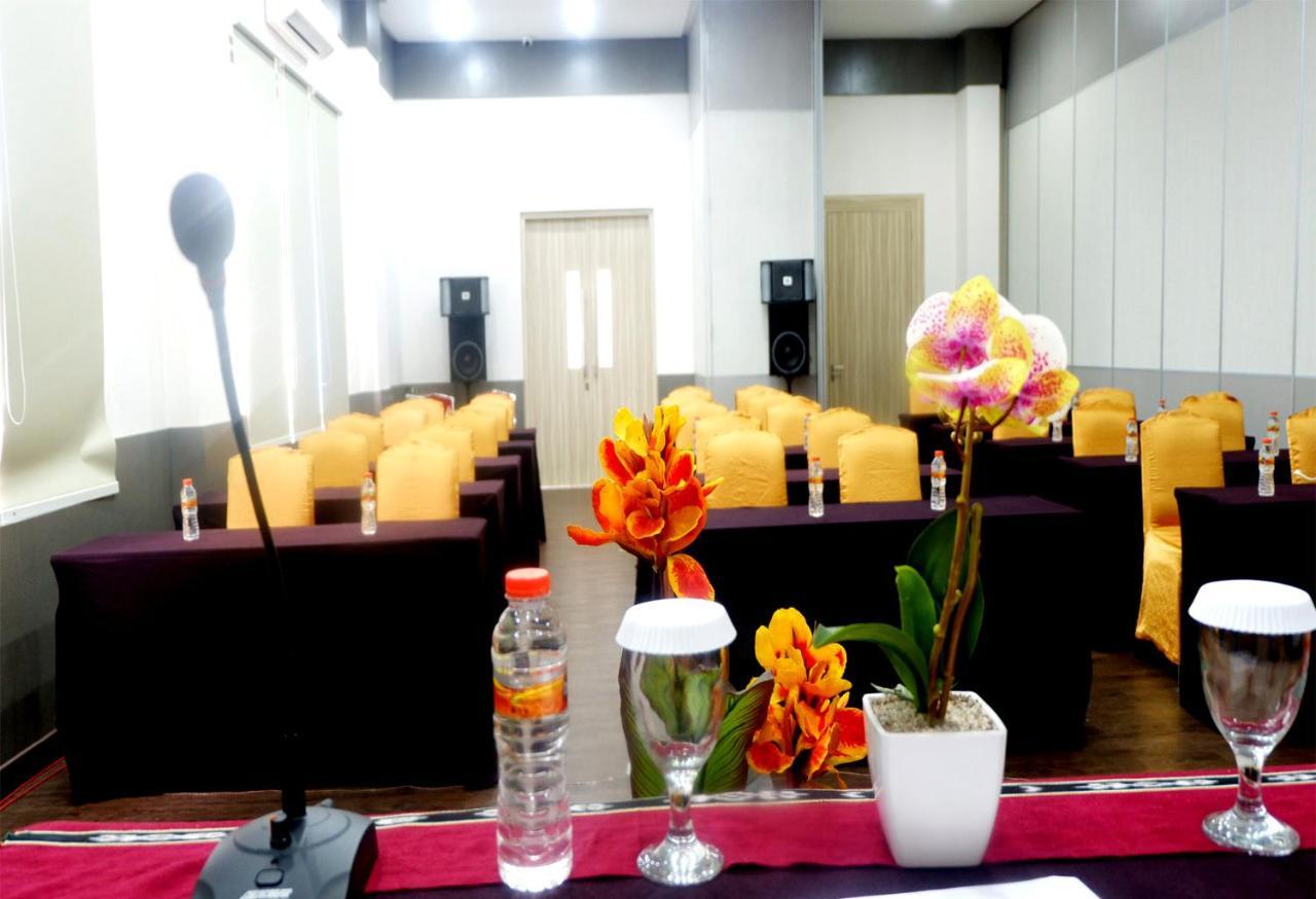 Manise Hotel Ambon Extérieur photo