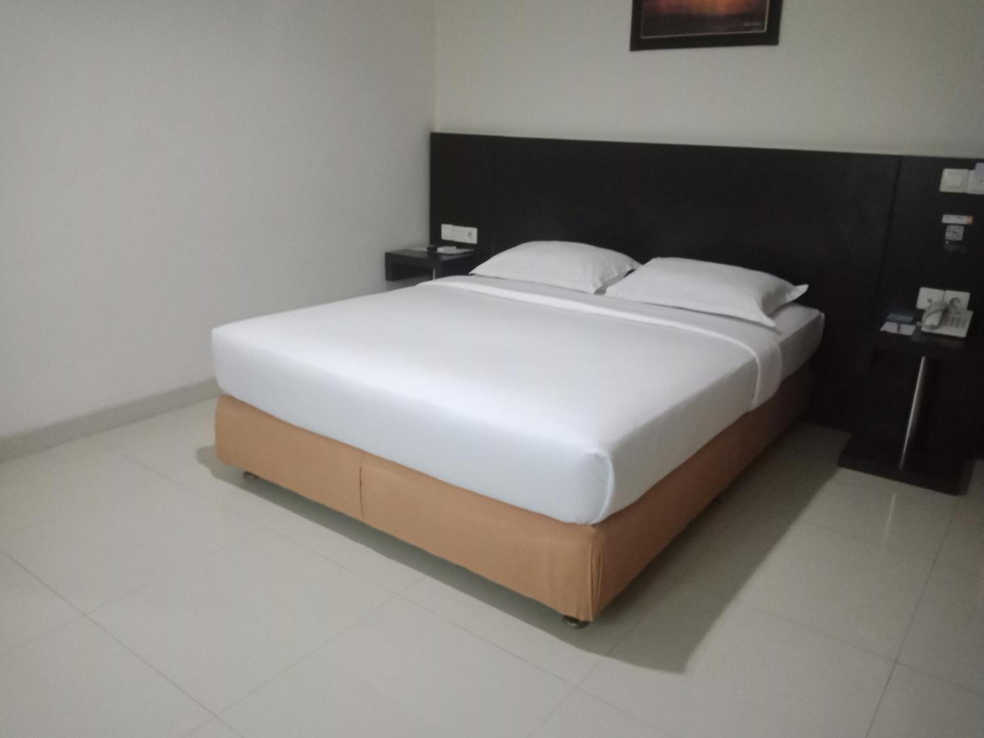 Manise Hotel Ambon Extérieur photo
