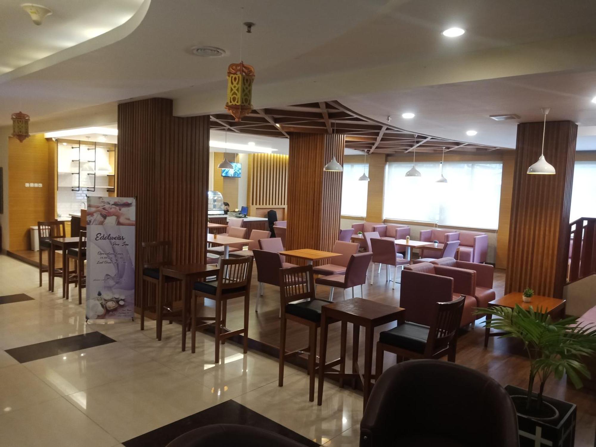 Manise Hotel Ambon Extérieur photo