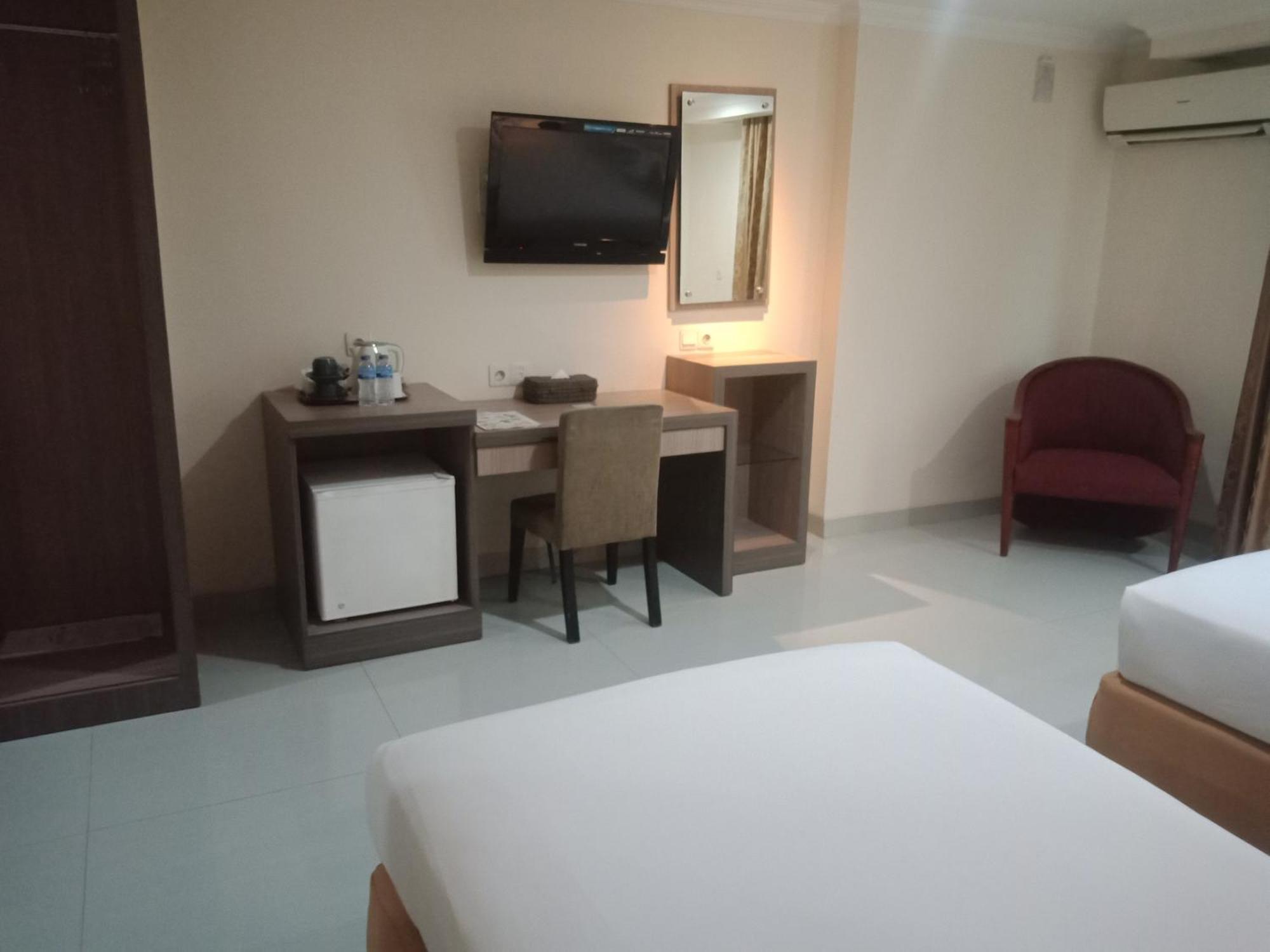 Manise Hotel Ambon Extérieur photo