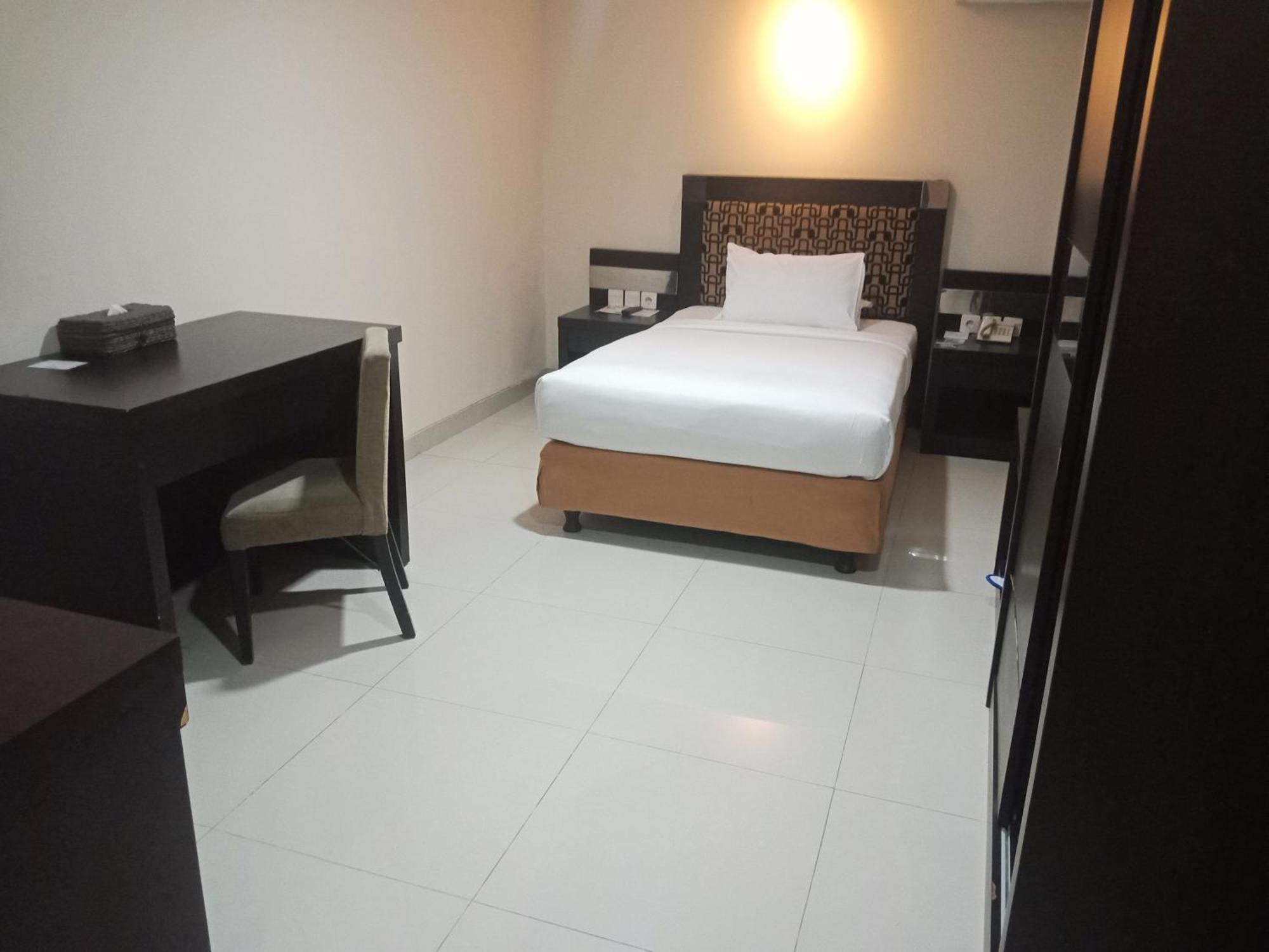 Manise Hotel Ambon Extérieur photo