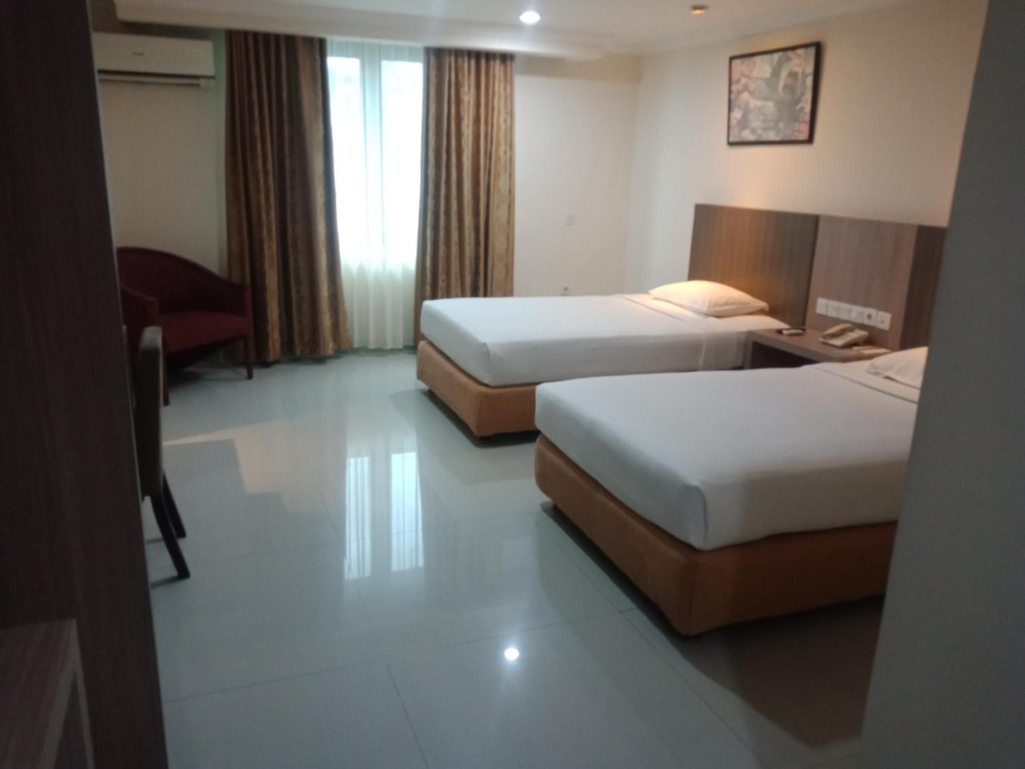 Manise Hotel Ambon Extérieur photo