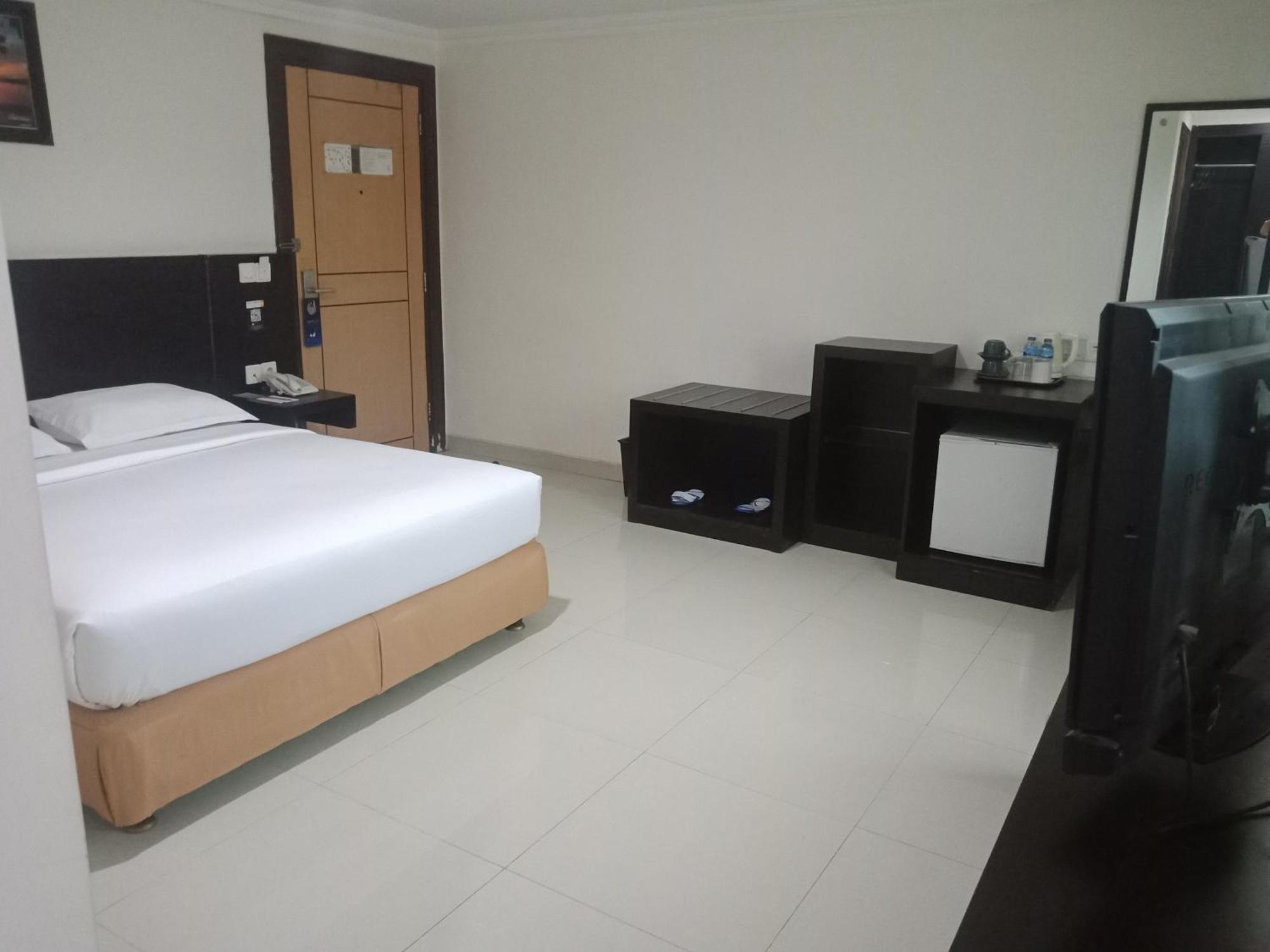 Manise Hotel Ambon Extérieur photo