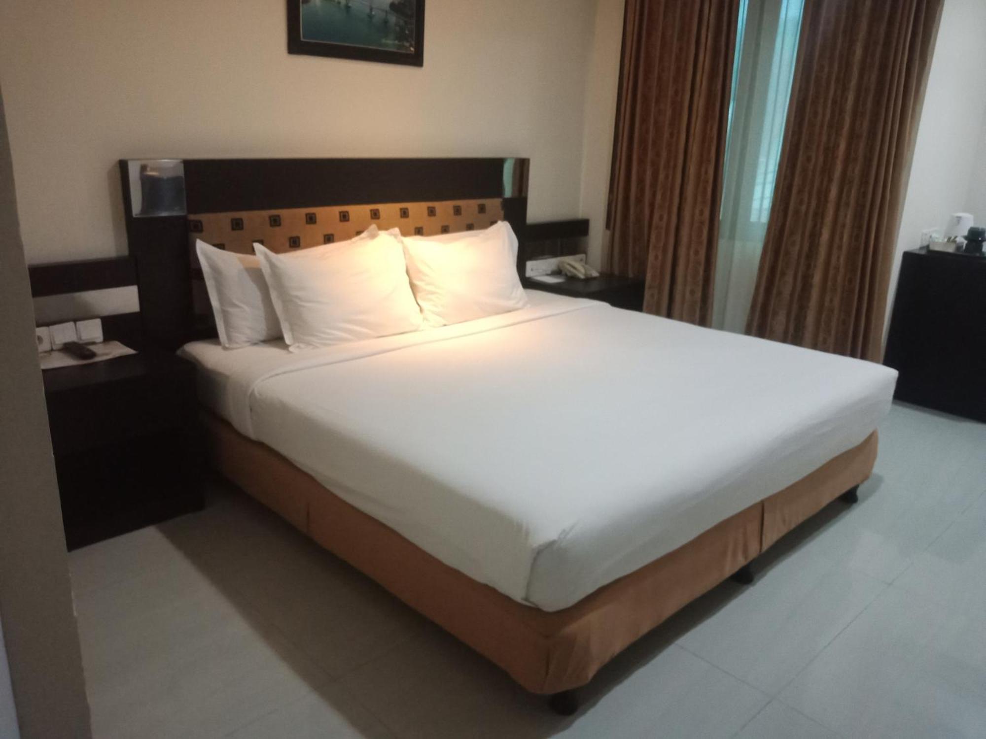 Manise Hotel Ambon Extérieur photo