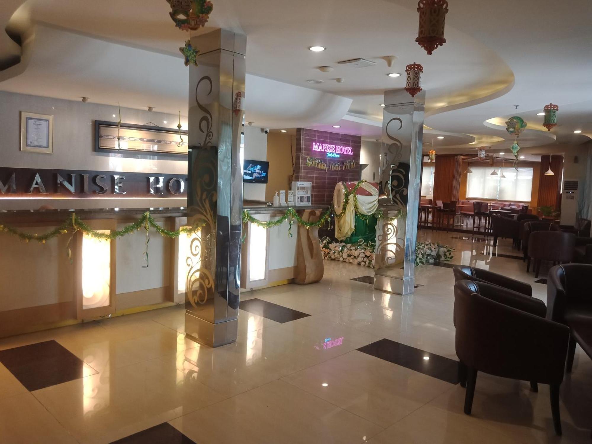 Manise Hotel Ambon Extérieur photo
