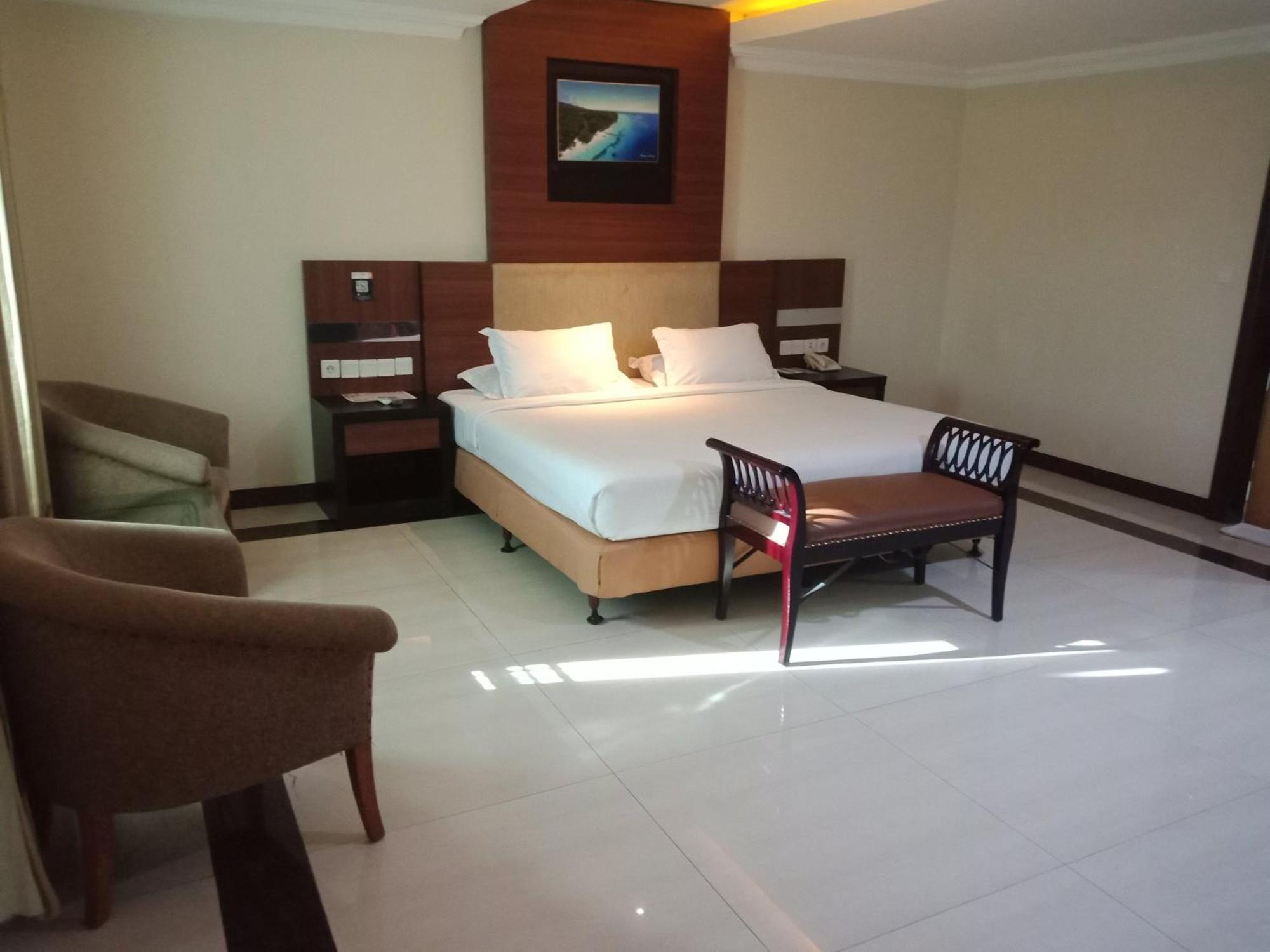 Manise Hotel Ambon Extérieur photo