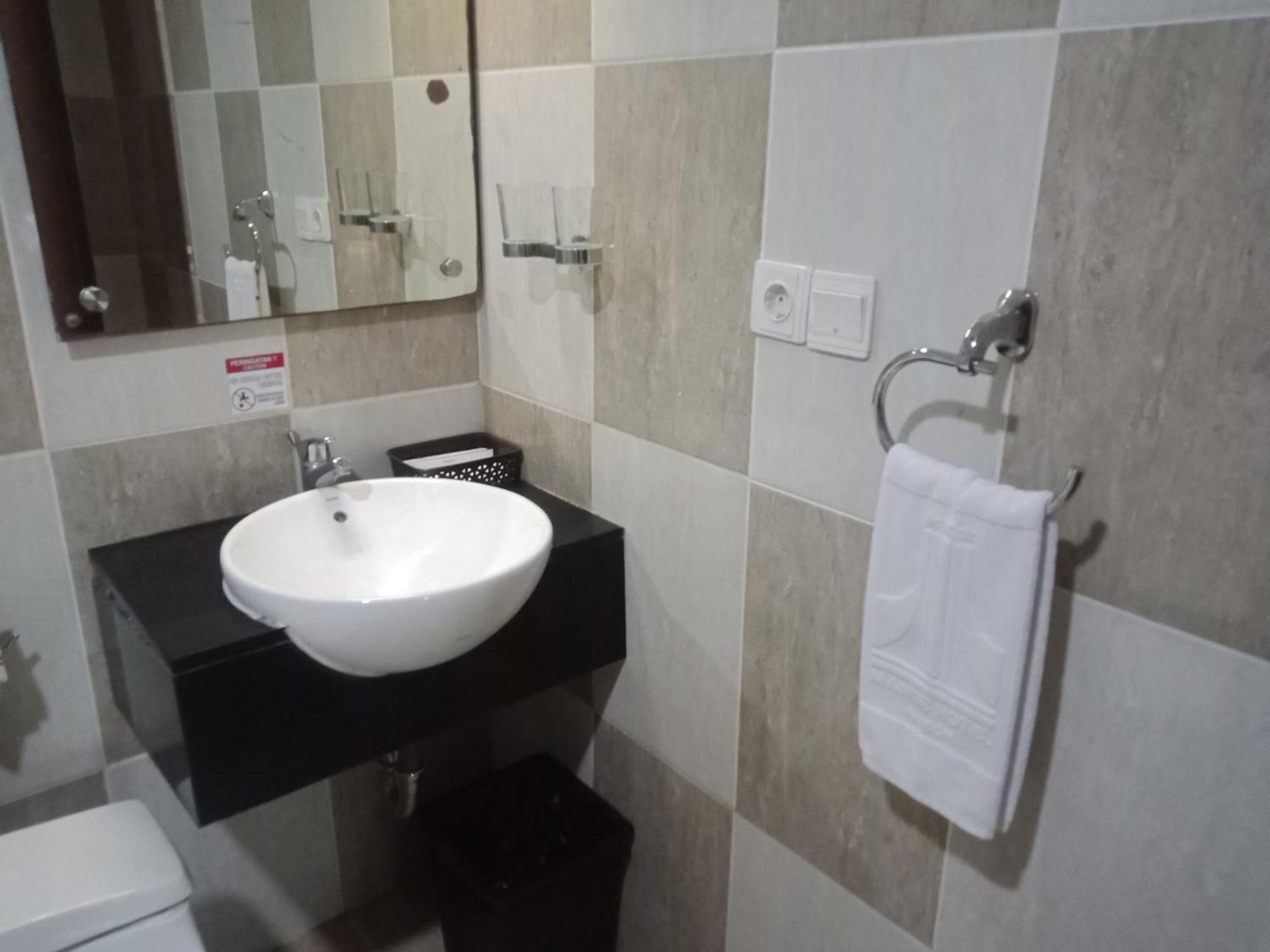 Manise Hotel Ambon Extérieur photo