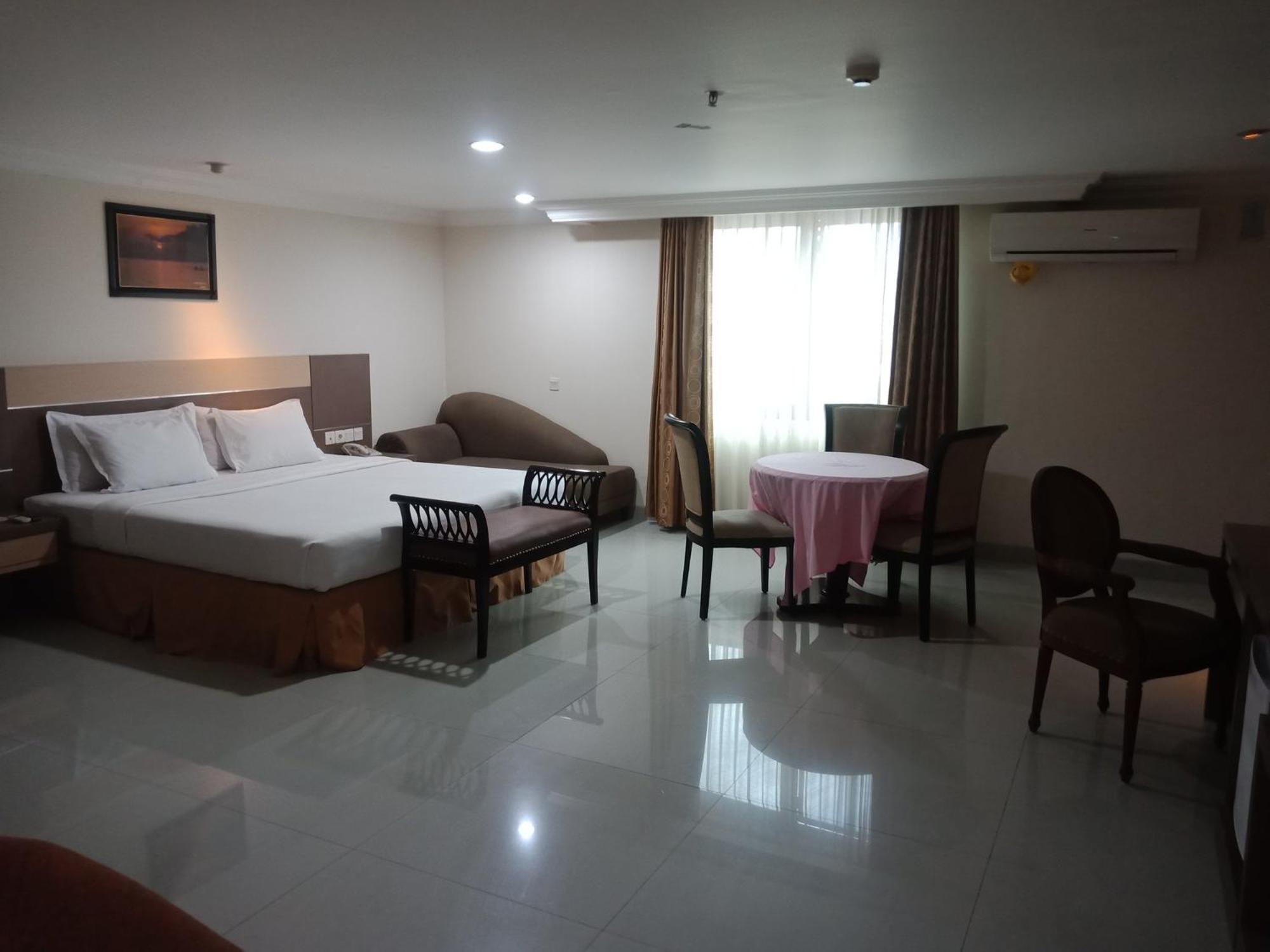 Manise Hotel Ambon Extérieur photo