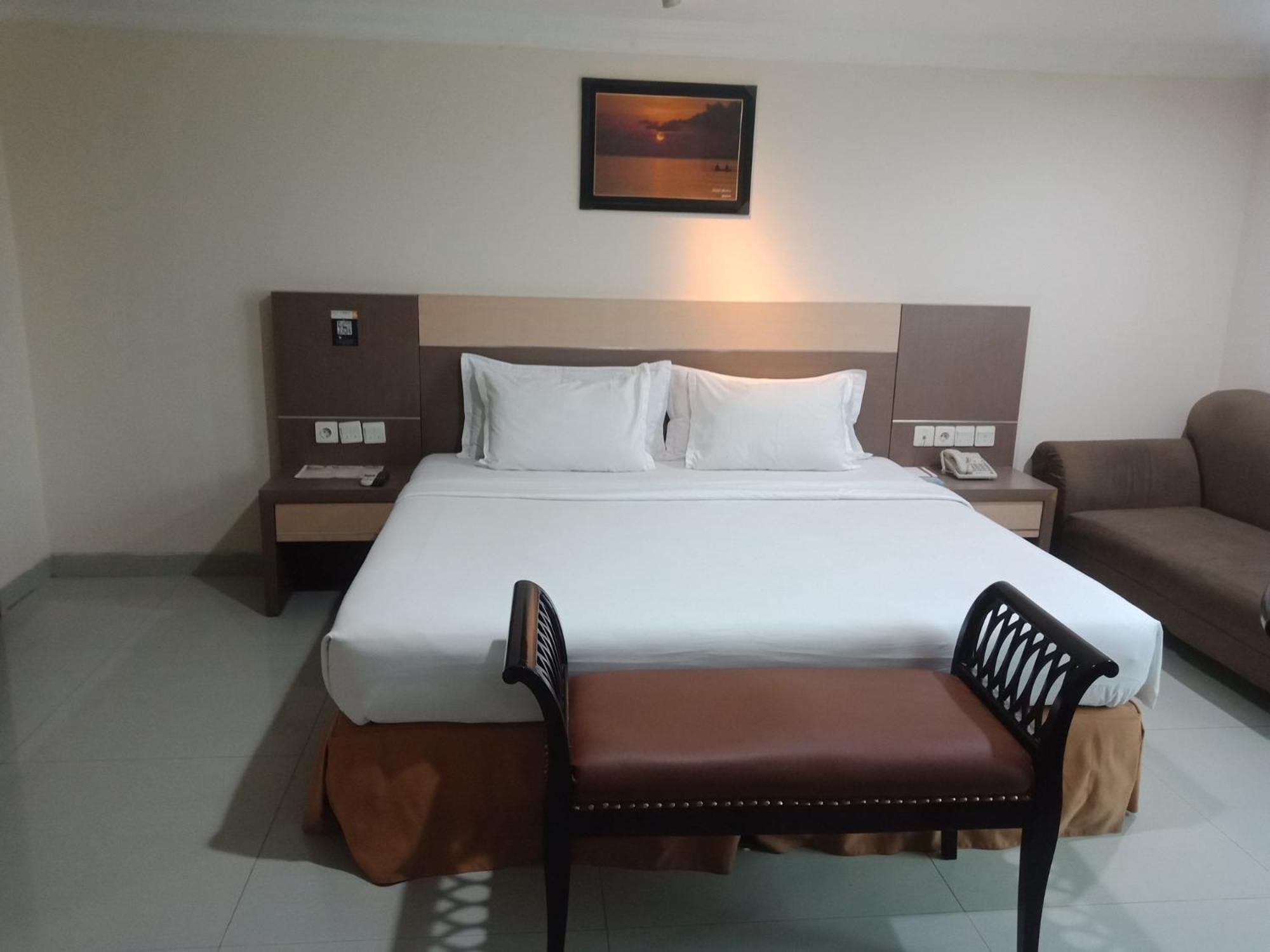 Manise Hotel Ambon Extérieur photo