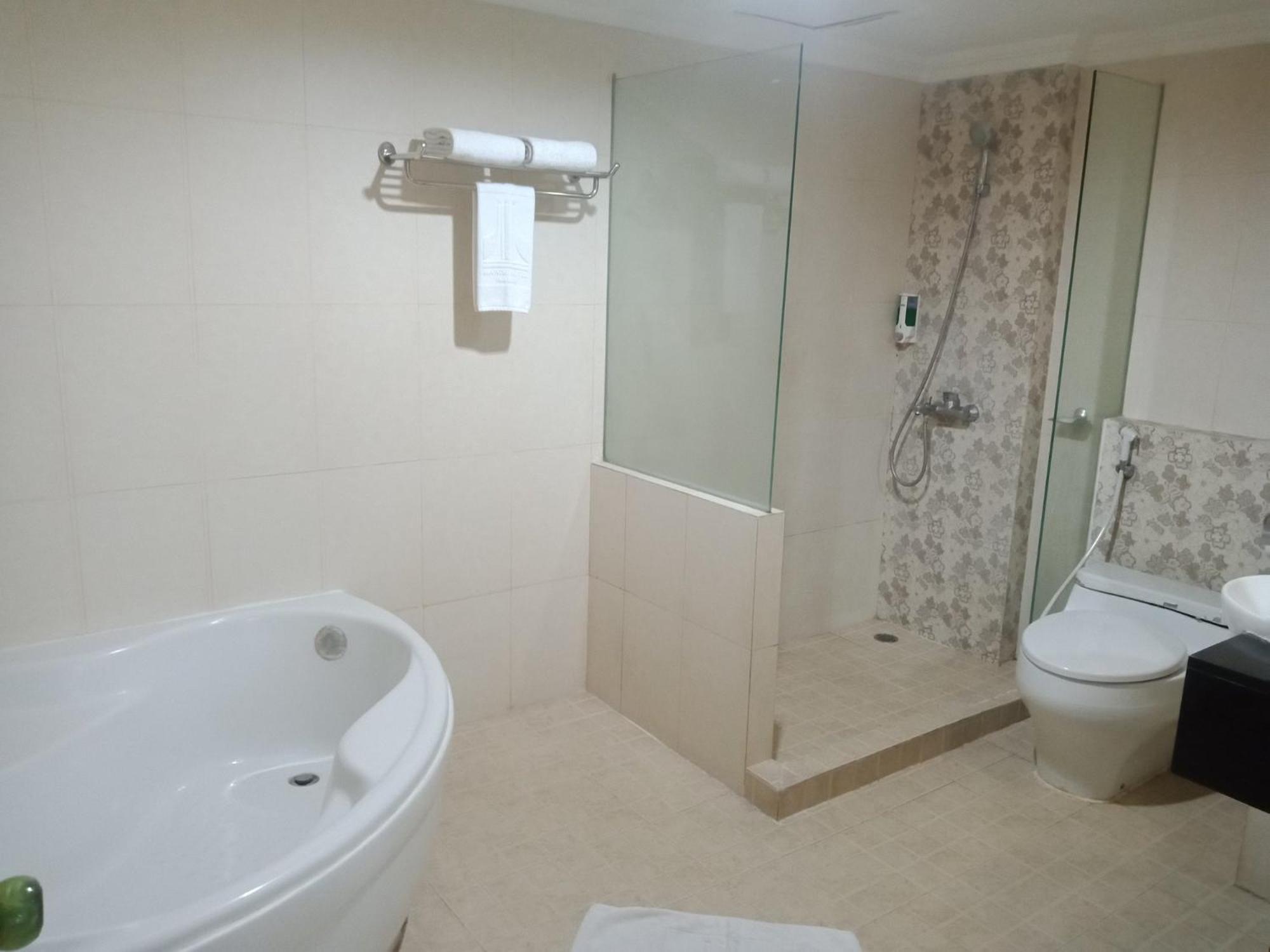 Manise Hotel Ambon Extérieur photo