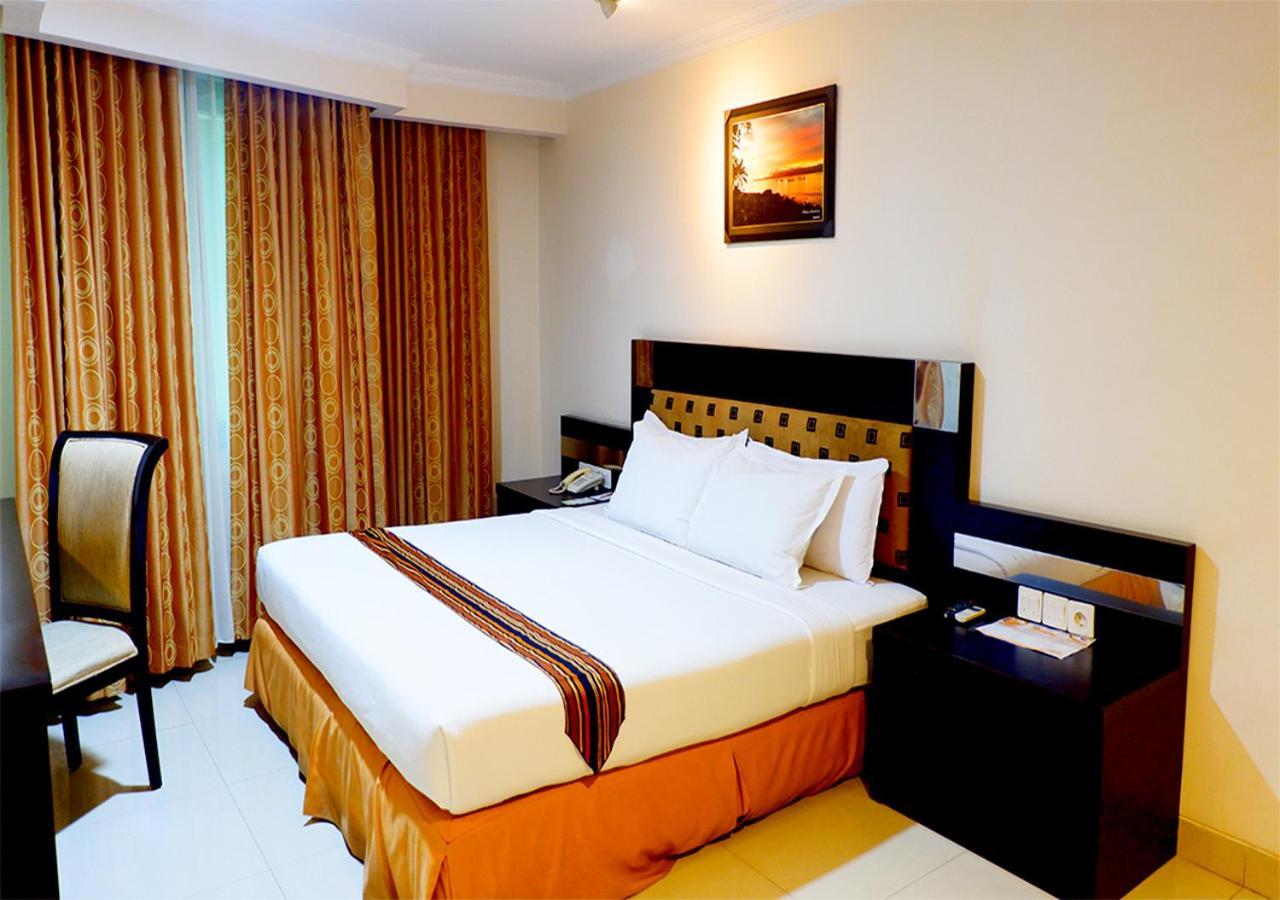 Manise Hotel Ambon Extérieur photo