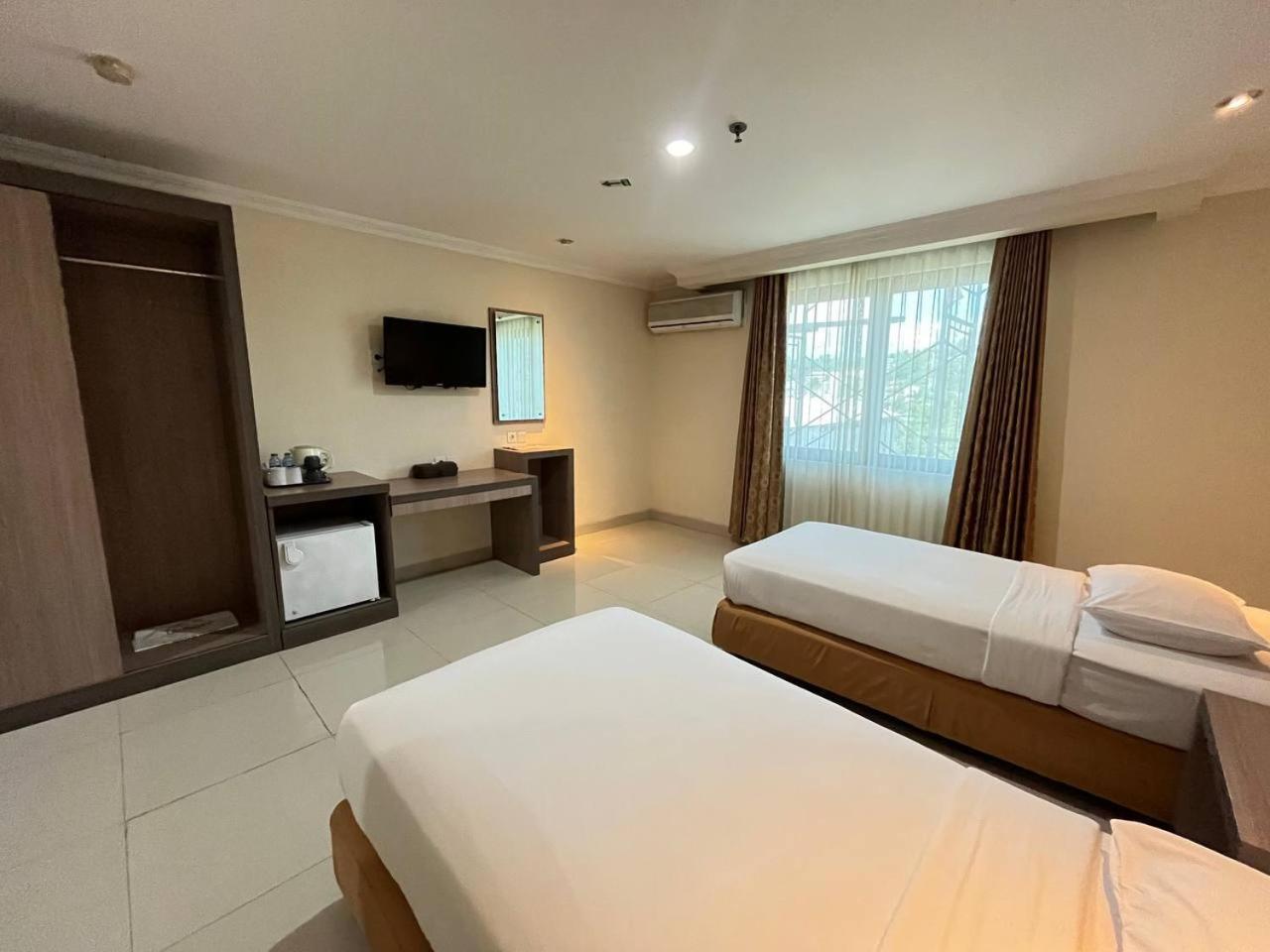 Manise Hotel Ambon Extérieur photo
