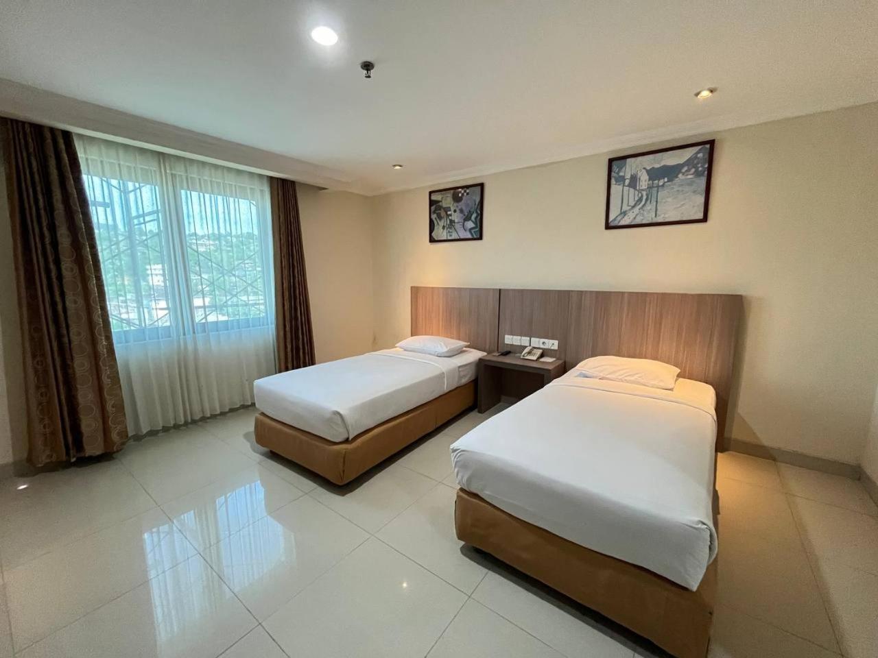 Manise Hotel Ambon Extérieur photo