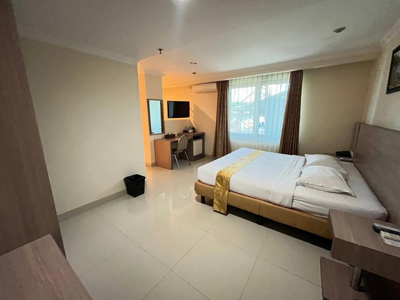 Manise Hotel Ambon Extérieur photo
