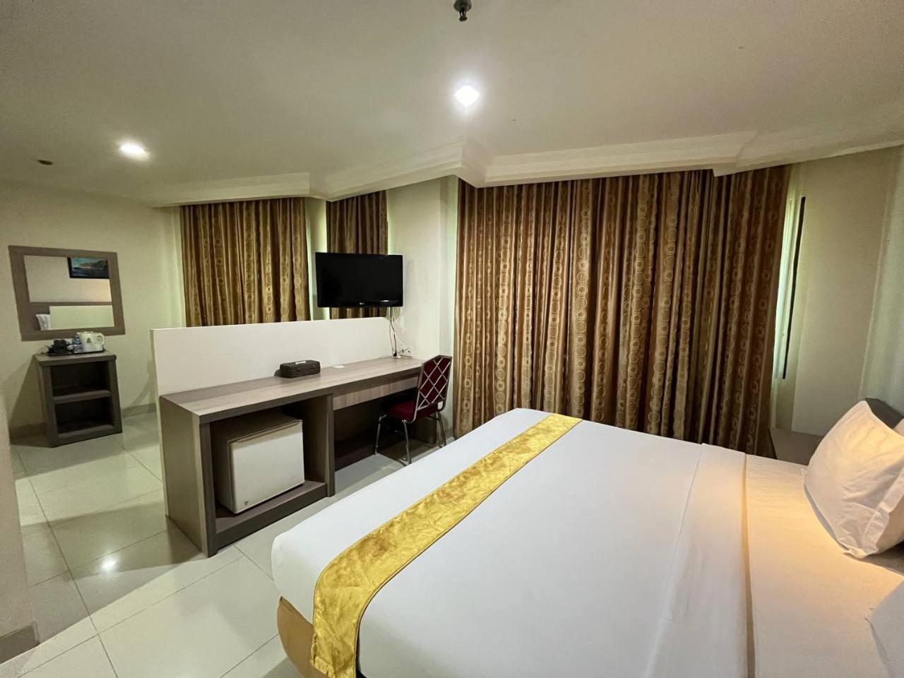 Manise Hotel Ambon Extérieur photo