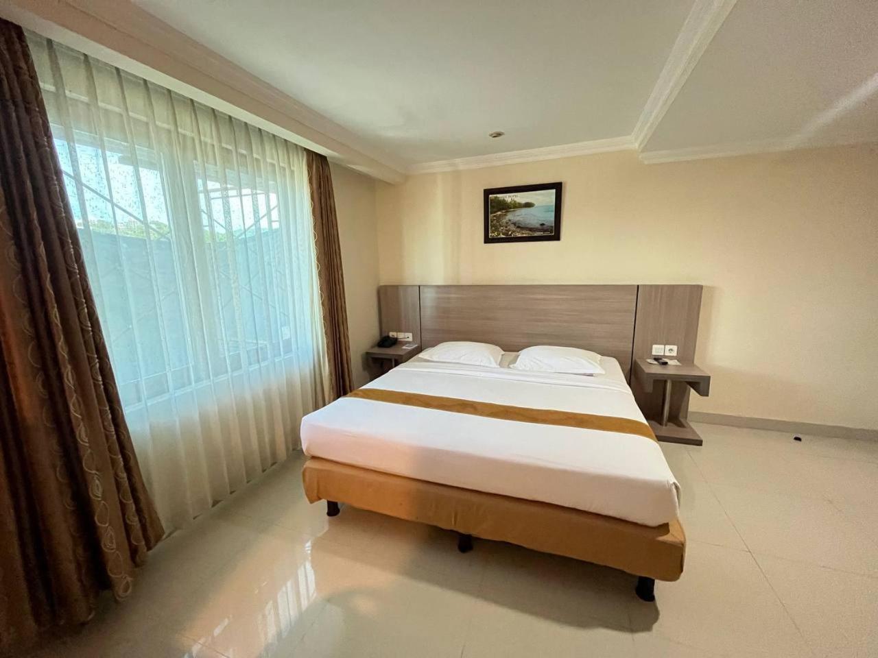 Manise Hotel Ambon Extérieur photo