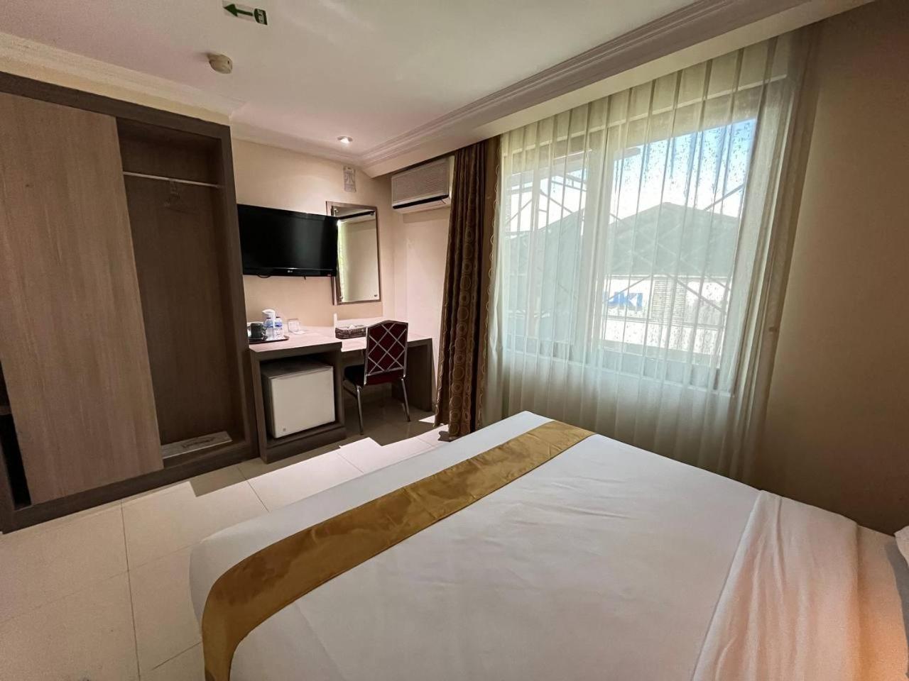 Manise Hotel Ambon Extérieur photo