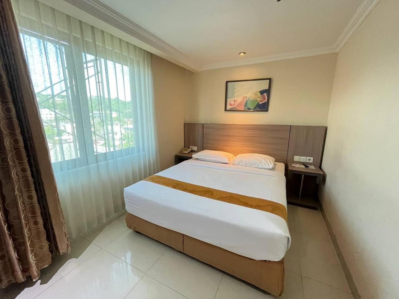 Manise Hotel Ambon Extérieur photo