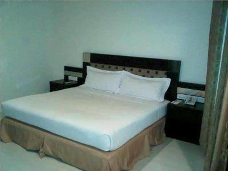 Manise Hotel Ambon Extérieur photo